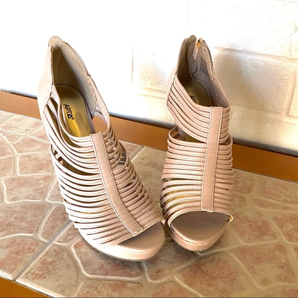 Nude Tan Strappy pumps US size 6.5, 4 inch heel - Picture 2 of 8
